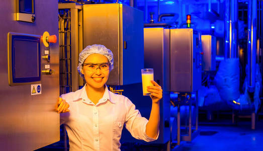 喝可樂有人像亞洲人像工業圖片-喝可樂工業素材-喝可樂工業